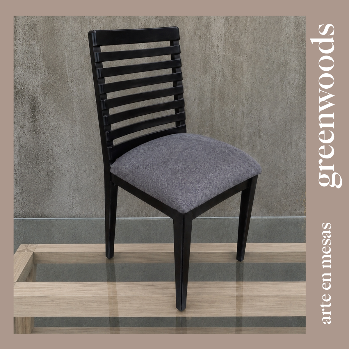 Silla Aura de comedor en madera lenga negra con asiento tapizado gris y respaldo curvo de listones